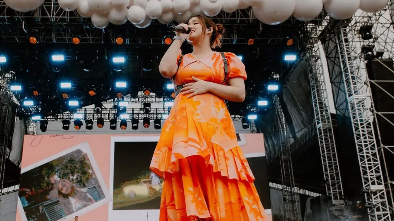 Potret Stephanie Poetri dengan Dress (Foto: Instagram @stephaniepoetri)