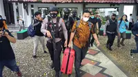 Barang bukti yang dibawa KPK dari Biro Pengadaan Barang dan Jasa Sekretariat Daerah Sulawesi Selatan (Liputan6.com/Fauzan)