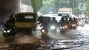 Sejumlah kendaraan melewati banjir yang merendam terowongan di Cawang, Jakarta, Jumat (19/2/2021). Hujan yang turun sejak semalam membuat sejumlah jalanan di Ibu Kota tergenang banjir dengan ketinggian sekitar 30-50 cm. (merdeka.com/Imam Buhori)