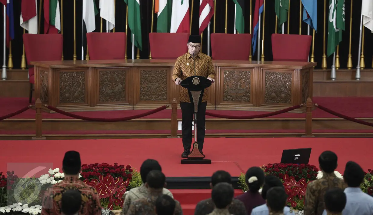 Walikota Bandung Ridwal Kamil membacakan teks Pancasila saat menghadiri peringatan lahirnya Pancasila di Gedung Merdeka, Bandung, Jawa Barat, Rabu (1/6/2016). (Liputan6.com/Faizal Fanani)