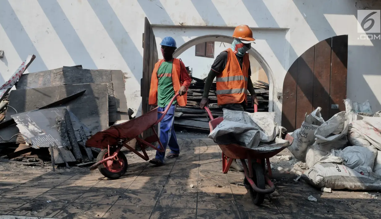 Pekerja menyelesaikan proyek Konservasi Museum Bahari di Penjaringan, Jakarta, Kamis (25/7/2019). Pemprov DKI melakukan konservasi Museum Bahari dengan anggaran Rp43 miliar ditargetkan selesai pada Desember 2019. (merdeka.com/Iqbal S Nugroho)