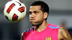 Bek Barcelona Daniel Alves sedang bersiap dalam tur pramusim ke Korea Selatan pada 3 Agustus 2010. AFP PHOTO/JUNG YEON-JE