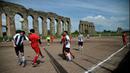 Roma terkenal akan peninggalan bangunan kuno nan megah. Salah satunya adalah Felice Aqueduct di Campo Gerini. Namun tempat yang awalnya dibangun pada tahun 1586 oleh Paus Sixtus V kini berubah menjadi arena olahraga, salah satunya yaitu lapangan sepak bola. (AFP/Filippo Monteforte)