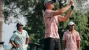 Tak sendirian, mantan kekasih Natasha Wilona ini juga bermain golf bersama teman-temannya. Bahkan ia melontarkan pertanyaan, siapa yang jago bermain golf di antara mereka.(Liputan6.com/IG/@bramastavrl)