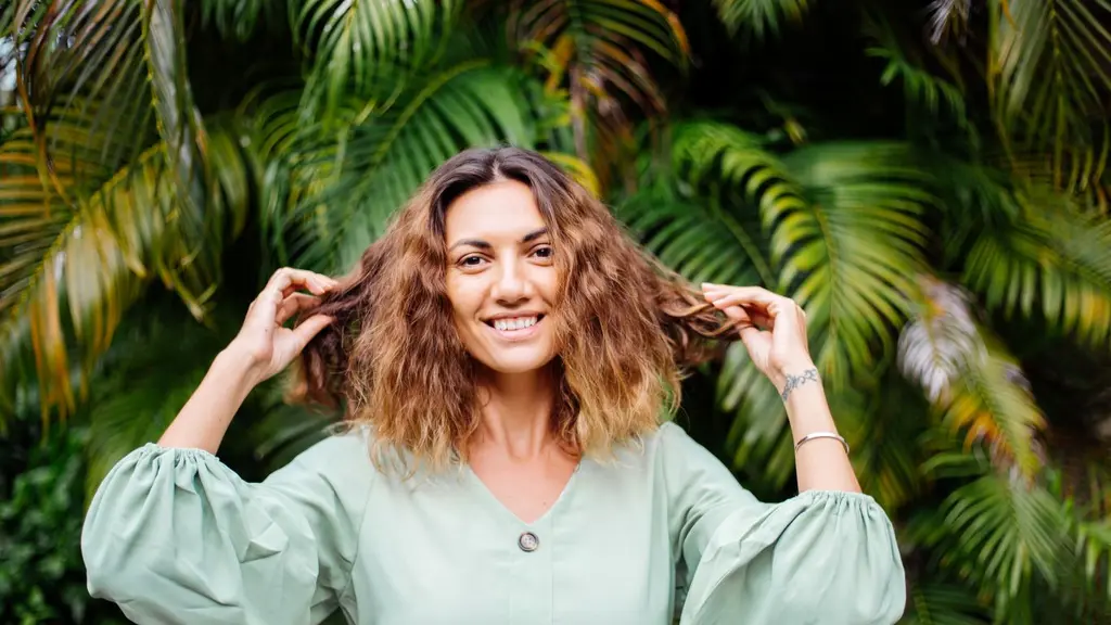 Hidup di iklim tropis berarti harus siap menghadapi cuaca panas, lembap, bahkan kadang hujan dadakan. Kondisi ini sering membuat rambut jadi mudah lepek, frizzy, atau susah diatur. (foto/dok: freepik/kroshka__nastya)