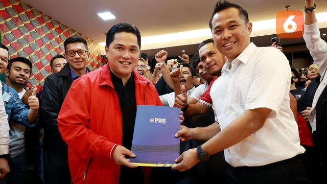Foto: Kaesang dan Artis Ibukota Dampingi Erick Thohir Daftar Sebagai Calon Ketua Umum PSSI