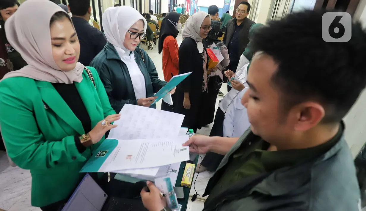 Bakal Calon Anggota Legislatif DPR PKB mengumpulkan formulir registrasi untuk mengikuti kegiatan "Uji Kelayakan dan Kepatutan Bakal Calon Anggota Legislatif DPR PKB" di Kantor DPP PKB, Jakarta, Selasa (21/2/2023). Sejak awal bulan Febuari 2023, PKB sudah menyiapkan dan melakukan penjaringan seluruh calon legislatif DPR RI. (Liputan6.com/Angga Yuniar)