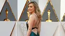 Bintang film 'Brooklyn', Saoirse Ronan membuat seluruh perhatian tertuju padanya di red carpet Oscar 2016 dalam balutan gaun hijau berkilau, di Hollywood & Highland Center, Hollywood, California, Minggu (28/2). (REUTERS/Lucy Nicholson)