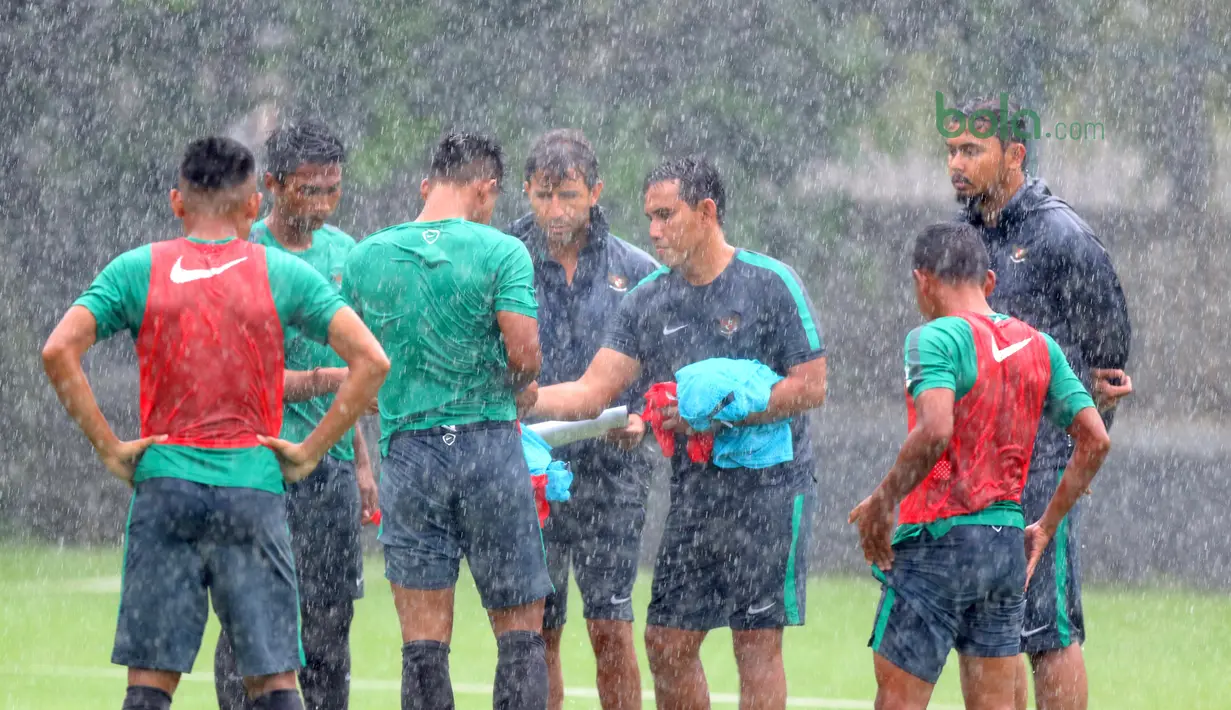 Pelatih Timnas Indonesia U-23, Luis Milla membagikan timn sebelum sesi latihan di Lapangan A,B,C, Senayan, Jakarta (18/2/2018). Latihan ini merupakan persiapan Asian Games 2018. (Bola.com/Nick Hanoatubun)