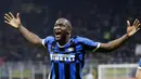 Striker Inter Milan, Romelu Lukaku, melakukan selebrasi usai membobol gawang Genoa pada laga Serie A 2019 di Stadion San Siro, Sabtu (21/12). Inter Milan menang 4-0 atas Genoa. (AP/Luca Bruno)