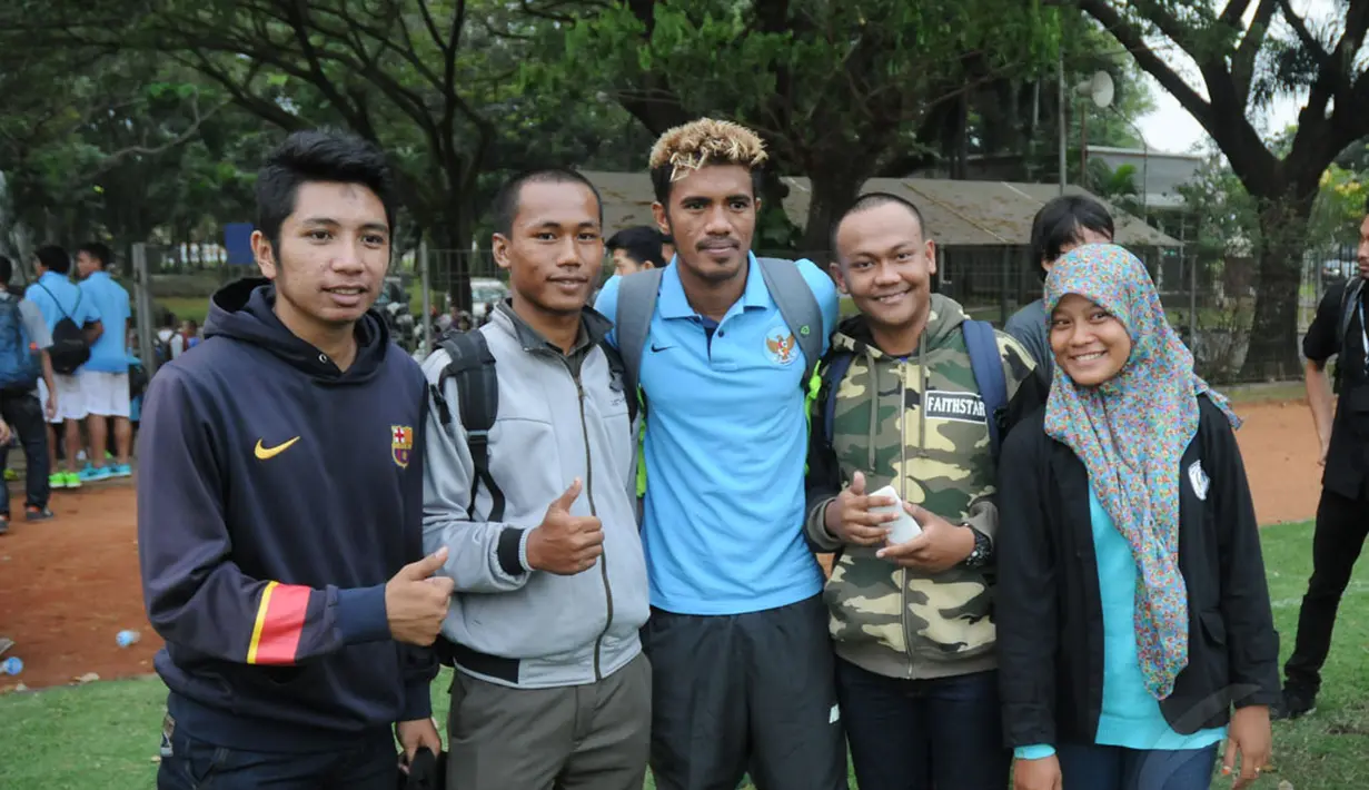 Usai berlatih tanding dengan tim Pra PON DKI Jakarta di lapangan SPH Karawaci, Tangerang, (9/9/2014), sejumlah pemain Timnas Indonesia U23 langsung diserbu penggemarnya. Tampak Alfin Ismail Tuasalamony berfoto bersama. (Liputan6.com/Helmi Fithriansyah)
