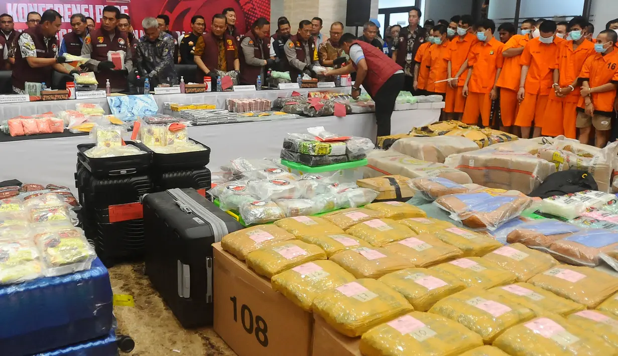 Dari 80 kasus tersebut, Bareskrim Polri menyita barang bukti narkotika jenis sabu seberat 1,07 ton, ganja 1,12 ton, 357.731 butir pil ekstasi, 6.300 butir pil Happy Five, serta Ketamine 932,3 gram. (merdeka.com/Arie Basuki)