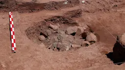Bejana pra-Hispanik terlihat dalam penggalian di Kuil Kalasasaya, Tiwanaku, Bolivia, Rabu (18/9/2019). Proyek penelitian, konservasi, dan restorasi tersebut dilakukan dengan dukungan UNESCO. (AP Photo/Juan Karita)