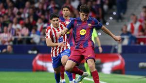 Bek Barcelona, Pau Cubarsi, mencoba melewati penjagaan pemain Atletico Madrid pada lanjutan Liga Spanyol 2025/2026 di Stadio Wanda Metropolitano, Madrid, Minggu (5/4/2026) dini hari WIB. (Pierre-Philippe MARCOU / AFP)