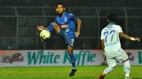 Aksi bek Arema, Agil Munawar, menghalang serangan Persib di Stadion Kanjuruhan, Kabupaten Malang (30/72019). (Bola.com/Iwan Setiawan)