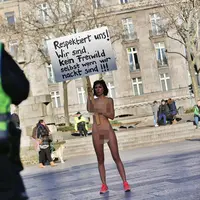Demi bela hak korban perempuan dan korban pemerkosaan, model ini rela telanjang di Cologne, Jerman.