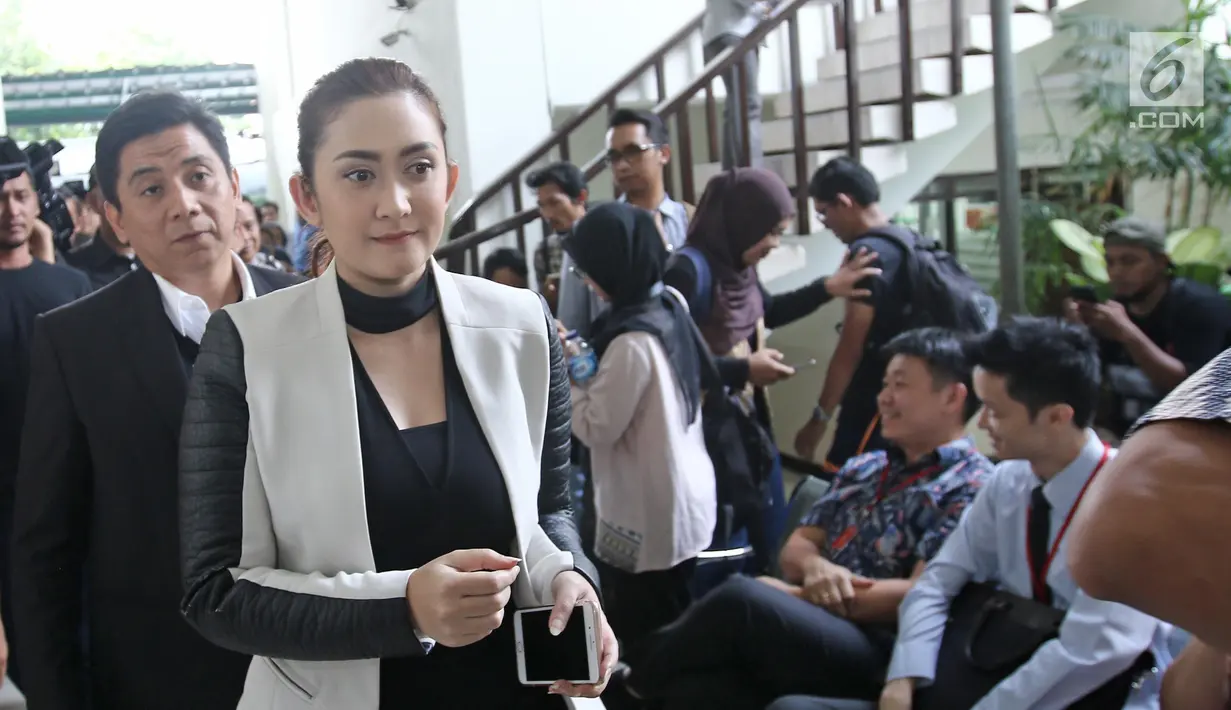Aktris Nafa Urbach berjalan menuju ruang sidang perdana perceraiannya dengan Zack Lee di Pengadilan Negeri Jakarta Selatan, Senin (2/10). Didampingi kuasa hukumnya, Nafa Urbach irit bicara ke awak media. (Liputan6.com/Herman Zakharia)