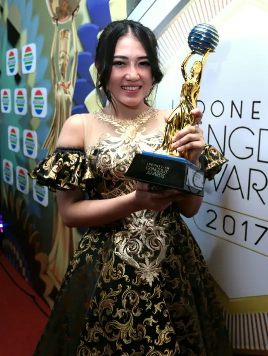 "Pokoknya istirahat terus tidur yang cukup," kata Via Vallen  di ITC Cempaka Mas, Jakarta Pusat, Rabu (17/1/2018). (Deki Prayoga/Bintang.com)