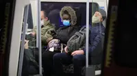 Orang-orang yang mengenakan masker terlihat dalam kereta metro di London, Inggris, 21 Oktober 2020. Data resmi pada 21 Oktober 2020 menunjukkan Inggris mencatatkan penambahan 26.688 kasus COVID-19, penambahan kasus harian tertinggi sejak pandemi. (Xinhua/Tim Ireland)