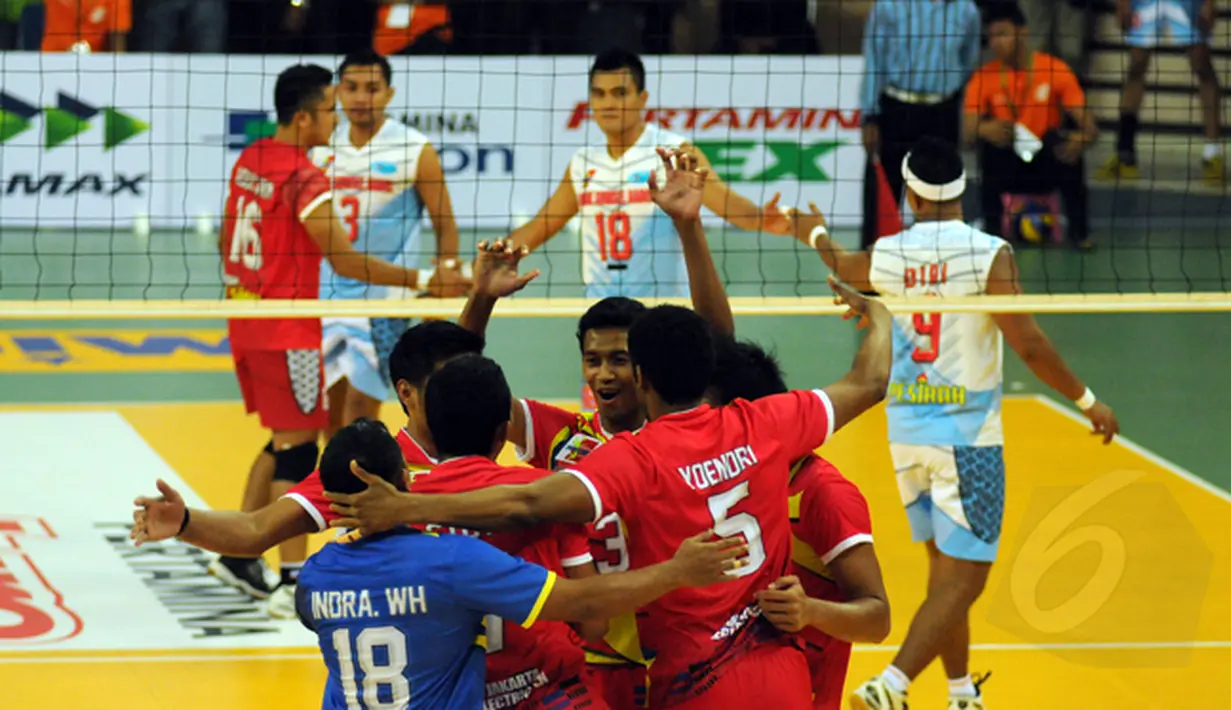 Tim putra Jakarta Electric PLN melakukan selebrasi usai membekuk Palembang Bank Sumsel Babel 3-1 di Pertamina Proliga 2015 di GOR Dome Balikpapan, (8/2/2015). (Liputan6.com/Helmi Fithriansyah)