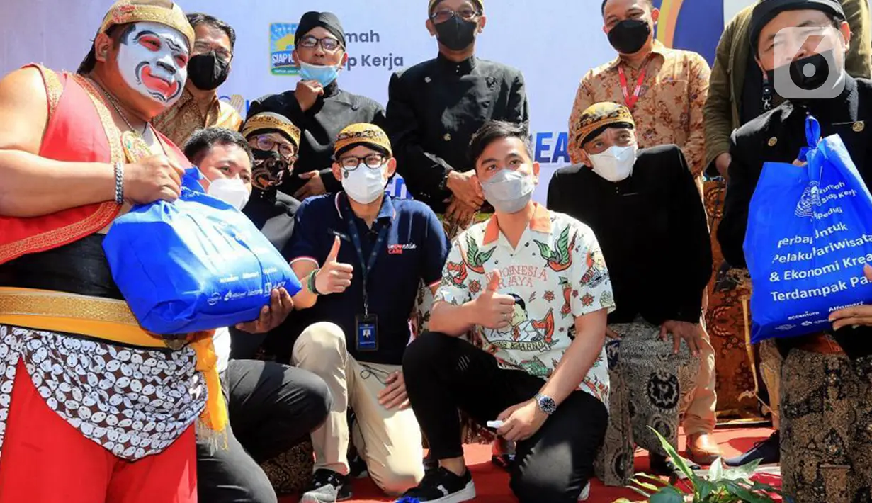 Menteri Parekraf Sandiaga Uno, Walikota Solo Gibran Raka Bumi dan para seniman wayang foto bersama di Solo, Jawa Tengah, Sabtu (09/10/2021). Parekraf berharap para seniman bisa menyerap banyak pekerja juga melakukan pendampingan dan pelatihan bagi masyarat. (Liputan6.com/HO/Parekraf)
