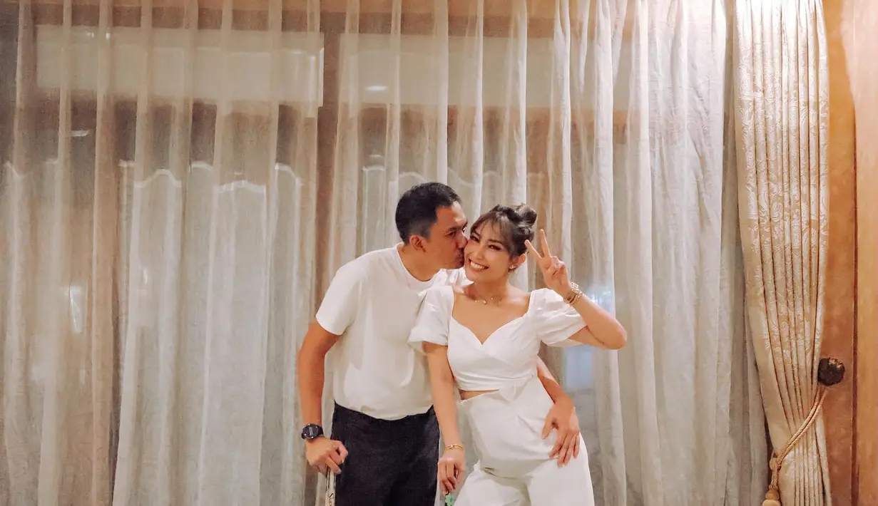 Sebagai pecinta olahraga golf, Ayu Dewi dan sang suami Regi Datau menjadi tema golf dalam perayaan ulang tahun. Keduanya tampil serasi dengan baju putih yang kasual (Foto: Instagram @mrsayudewi)