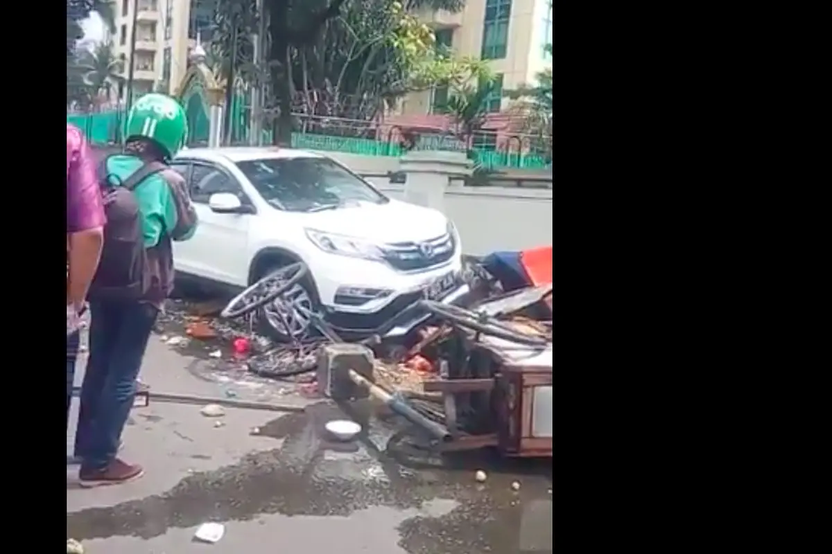 Pengemudi mobil tabrak 3 gerobak makanan di Kuningan Jaksel
