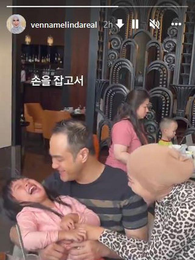 Dikabarkan Segera Menikah, Ini 6 Potret Ferry Irawan dan Anak Angkat Venna Melinda