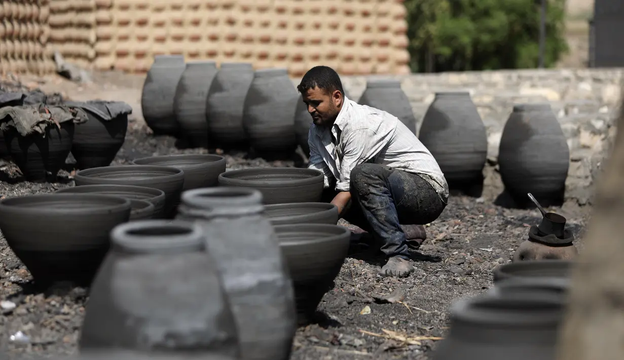Seorang perajin tembikar bekerja di Desa Nazla di Fayoum, Mesir (5/10/2020). Desa Nazla yang terletak di Kegubernuran Fayoum, Mesir, terkenal dengan perajin tembikarnya yang masih mempertahankan teknik pembuatan tembikar dari zaman Mesir kuno. (Xinhua/Ahmed Gomaa)
