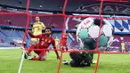 Striker Bayern Munchen, Serge Gnabry, mencetak gol ke gawang FC Koln pada laga Bundesliga di Stadion Allianz, Minggu (27/2/2021). Bayern menang dengan skor 5-1. (Sven Hoppe/dpa via AP)