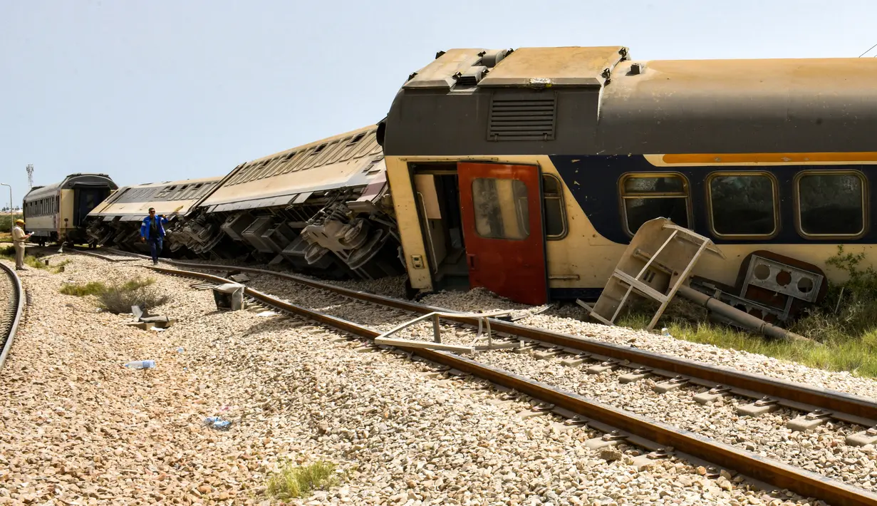 Gerbong penumpang yang tergelincir di lokasi kecelakaan kereta api di dekat Msaken, di Tunisia timur, pada 21 Juni 2023.(AFP/Bechir Taieb)