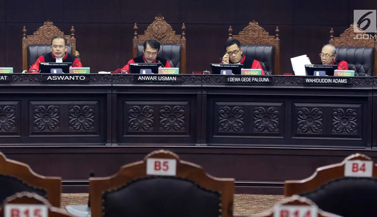 Ketua Majelis Hakim MK Anwar Usman (kedua kiri) membacakan putusan perkara pengujian undang-undang tentang ASN, Sistem Pendidikan Nasional, Pendidikan dan Gelar Profesi, di Gedung MK, Jakarta, Kamis (14/2). (Liputan6.com/Helmi Fithriansyah)