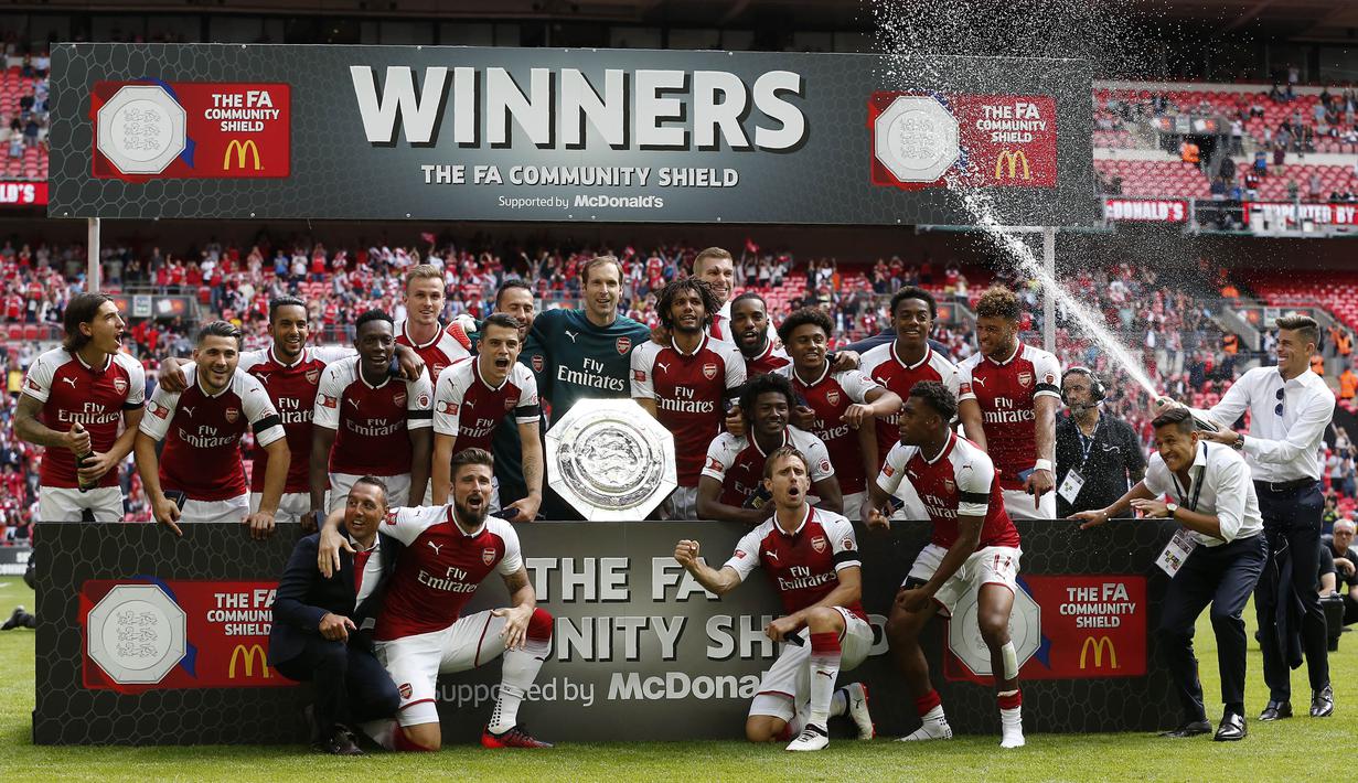 Para pemain Arsenal merayakan gelar Community Shield usai mengalahkan Chelsea di Stadion Wembley, London, Minggu (6/8/2017). Ini merupakan trofi Community Shield yang ke-15 bagi Arsenal. (AFP/Ian Kington)