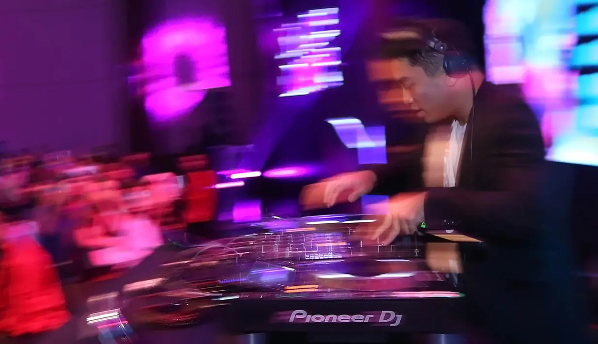 Seperti sebuah pesta meriah, para penonton pun berjingkrak mengikuti irama. (Bambang E. Ros/Bintang.com)