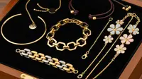 Kotak perhiasan yang berisi koleksi gelang emas harga 2 jutaan di 2025. Foto: Gemini