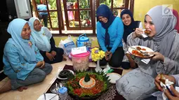 Artis Chacha Frederica mencoba nasi tumpeng saat menjadi juri lomba masak di Rumah Amalia, Cildeug, Kota Tangerang, Minggu (9/9). Selain menjadi juri Chacha juga memberi motivasi kepada anak yatim piatu dan kaum dhuafa. (Liputan6.com/Fery Pradolo)