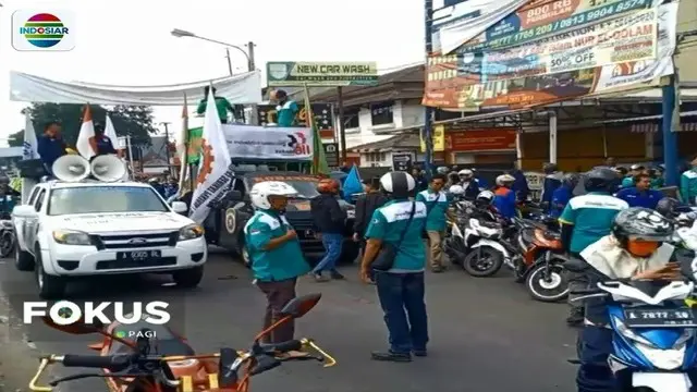 Ribuan buruh di Kota Serang menggelar konvoi kendaraan menuntut kenaikan UMK sebesar Rp 4,1 juta. Akibat aksi tersebut, jalan menuju Cilegon macet total.