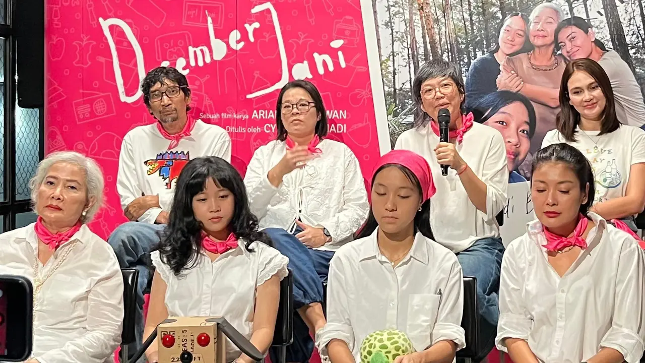 Meiske Taurisia memegang mic dan jajaran produser, sutradara, serta cast dalam konferensi pers trailer film "Desember Jani" di kawasan Jakarta pada (14/9/2026)/ (Liputan6.com/Afradhiya N. R)