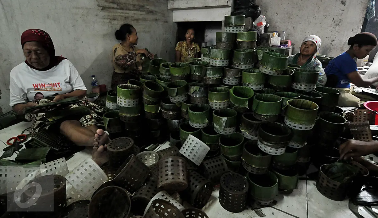 Foto yang diambil 23 Januari 2016 menunjukkan pekerja tengah menyiapkan daun pisang yang akan digunakan untuk membungkus kue keranjang di pabrik Nyona Lauw di Neglasari, Tangerang. (Liputan6.com/JohanTallo)