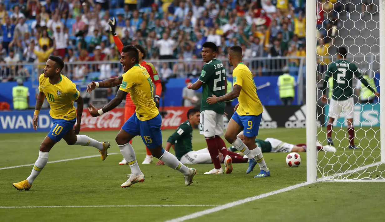 Striker Brasil, Neymar, merayakan gol yang dicetaknya ke gawang Meksiko pada babak 16 besar Piala Dunia di Samara Arena, Samara, Senin (2/6/2018). Brasil menang 2-0 atas Meksiko. (AP/Frank Augstein)