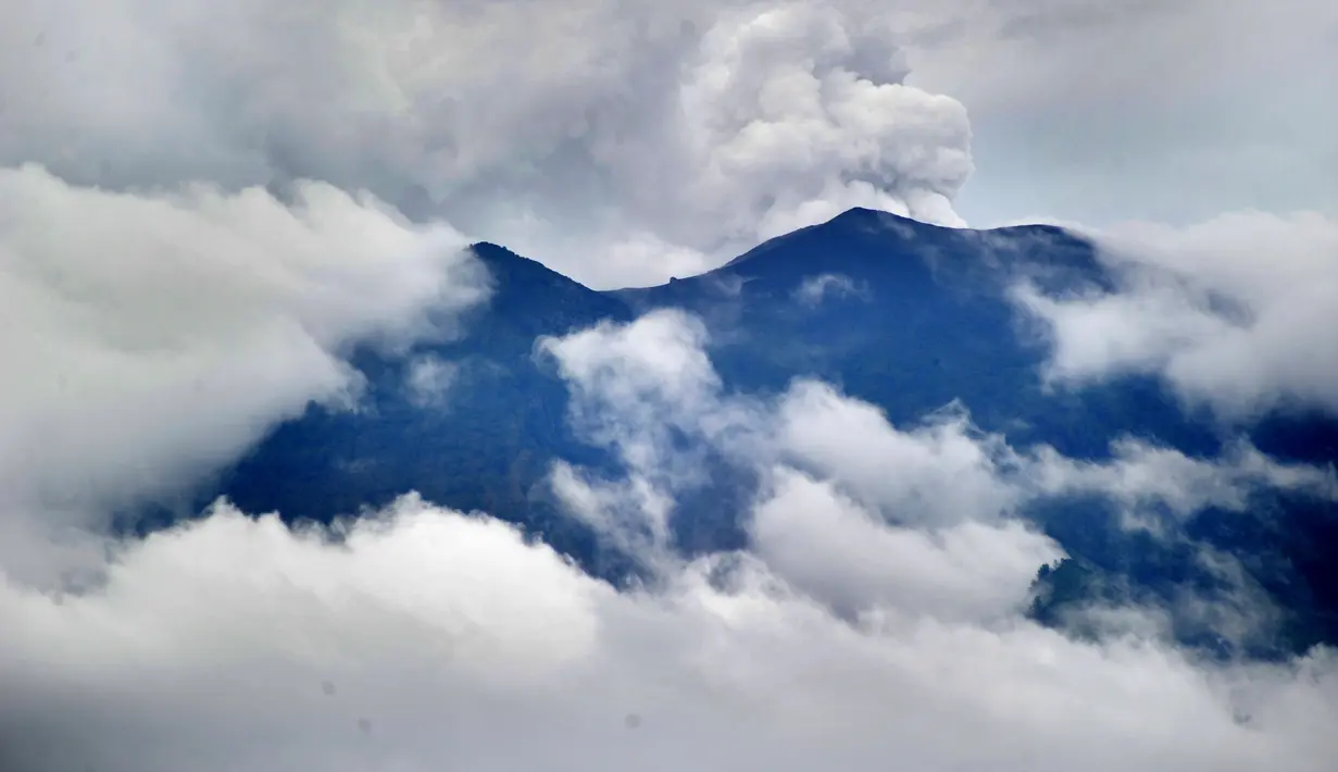 Pemandangan Gunung Agung terlihat dari kecamatan Kubu di Kabupaten Karangasem, Bali, Rabu (22/11). PVMBG belum berencana menaikkan status Gunung Agung dari siaga level III menjadi awas, meski erupsi dan mengeluarkan asap tebal. (SONNY TUMBELAKA/AFP)