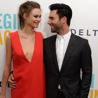 Bikin Gemas, itulah tanggapan para netizen ketika melihat kemesraan dan tingkah laku kedua pasangan yang akan menantikan momongan. Behati Prinsloo dan Adam Levine nampak lucu ketika berpose bersama. (AFP/Bintang.com)