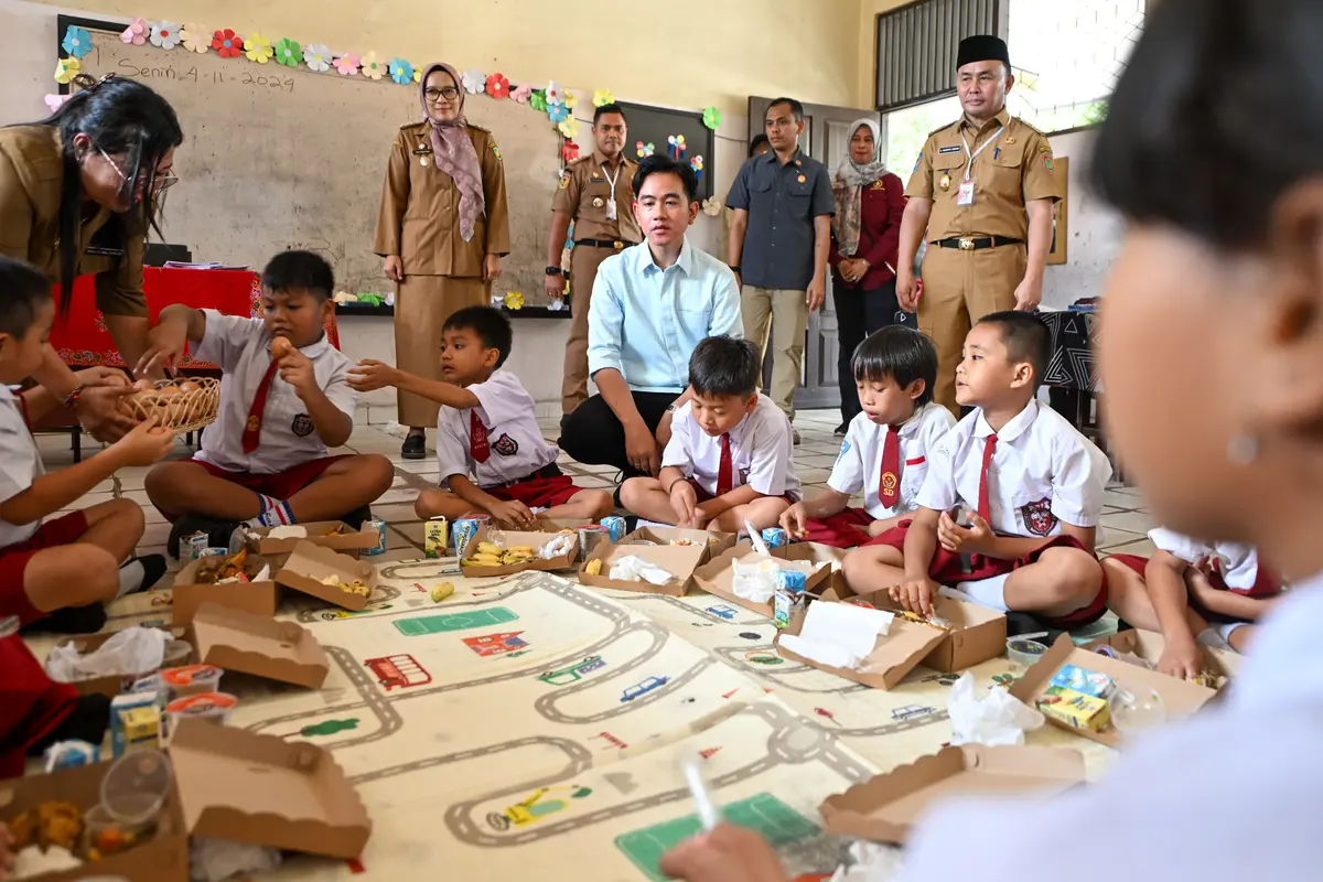 Gibran Rakabuming Raka melihat implementasi program Makan Bergizi Gratis di SDN 1 Langkai, Palangka Raya, Kalimantan Tengah, Senin (4/11/2024).