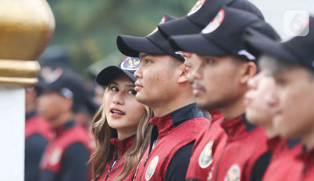 Seluruh peserta upacara kompak memakai seragam tim nasional yang berwarna merah dan hitam, dilengkapi topi berlogo Kemenpora. (Liputan6.com/Herman Zakharia)