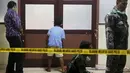 Seorang anak kecil mencoba mengintip ke dalam sebuah kamar mayat di RSUP Adam Malik saat menunggu kepastian identifikasi terkait keluarga mereka yang menjadi korban jatuhnya pesawat Hercules C-130 milik TNI AU, Selasa (30/6/2015). (REUTERS/Beawiharta)
