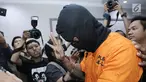 Aktor Tora Sudiro (kenakan penutup wajah hitam) saat dihadirkan dalam jumpa pers kepemilikan psikotropika di Mapolres Jakarta Selatan, Jumat (04/08). Tora dijerat dengan UU Psikotropika tahun 1997 pasal 62. (Liputan6.com/Herman Zakharia)