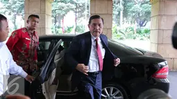 Plt Menteri ESDM, Luhut B Pandjaitan keluar dari mobil saat tiba di Kementerian ESDM, Jakarta, (16/8). Kedatangan luhut merupakan yang pertama kali saat memimpin instansi tersebut dan langsung berkordinasi dengan pejabat ESDM. (Liputan6.com/Angga Yuniar)