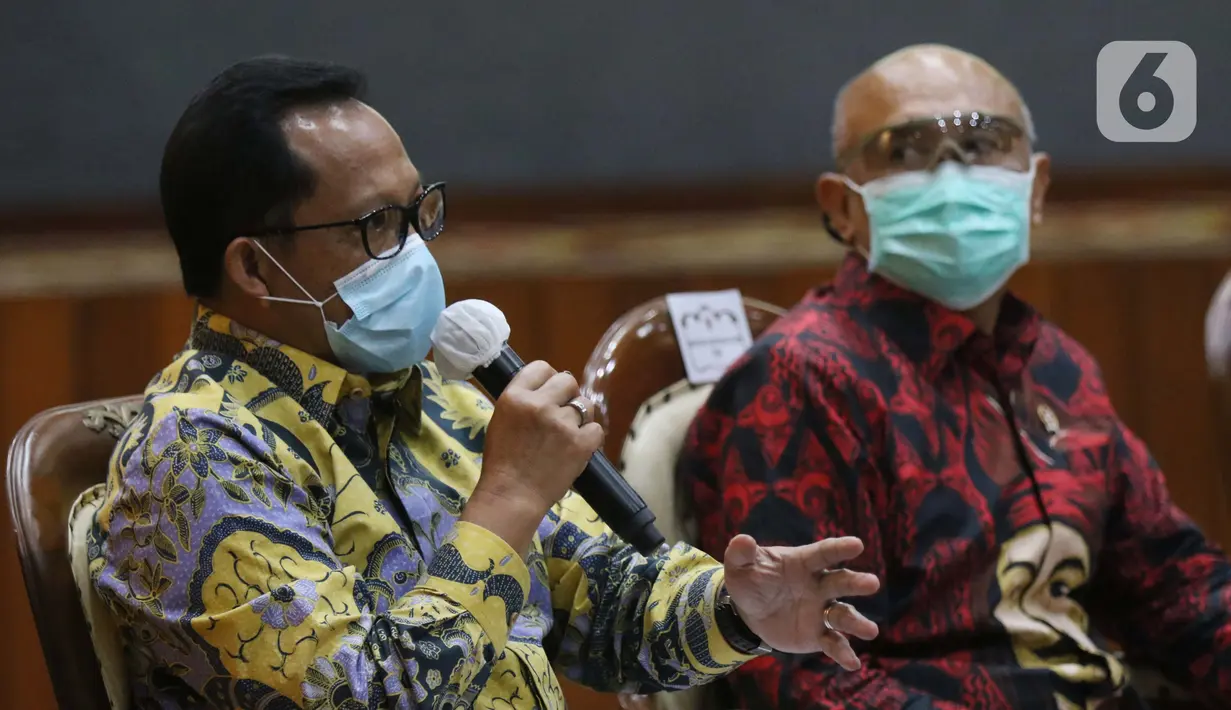 Menteri Dalam Negeri, Tito Karnavian (kiri) memberi keterangan terkait UU Omnibus Law Cipta Kerja di Graha Sawala Kemenko Perekonomian, Jakarta, Rabu (7/10/2020). Tito bersama sejumlah menteri memberi penjelasan terkait disahkannya UU Omnibus Law Cipta Kerja. (Liputan6.comHelmi Fithriansyah)