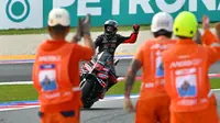 Pembalap Aprilia Racing, Marco Bezzecchi, berhasil finis terdepan pada sprint race MotoGP San Marino 2025 di Sirkuit Misano, Sabtu (13/9/2025) malam WIB. (AFP/Andreas SOLARO)
