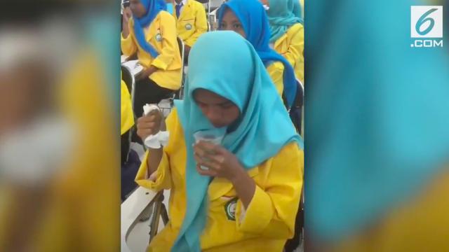 Video sejumlah mahasiswa dipaksa meminum air ludah dan berjalan jongkok saat masuk kampus viral di media sosial. (Istimewa)